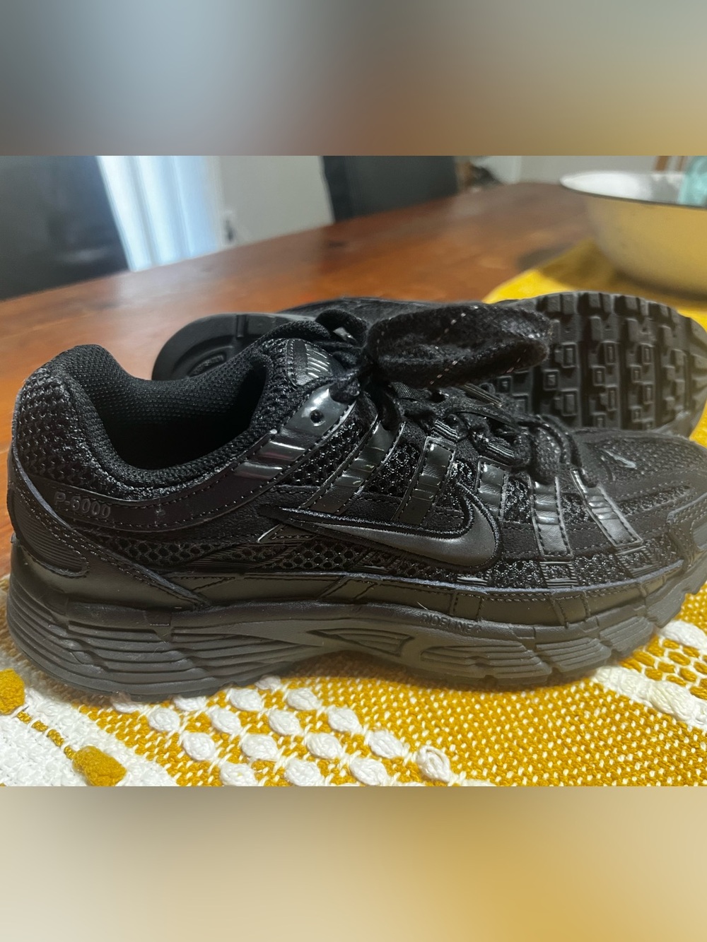 Nike men’s Black Mesh & Synthetic Lace-Up Sneakers